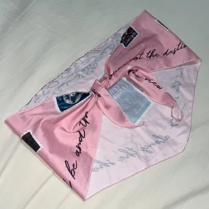 Bandanatopp🎀 - Söt ”bandanatopp”!💞 Knappt använd och i fint skick. Pris går att diskutera & har även paketpris! Strl S men då den går att knyta hur man vill kan det passa hur litet som möjligt också, S-XXXS