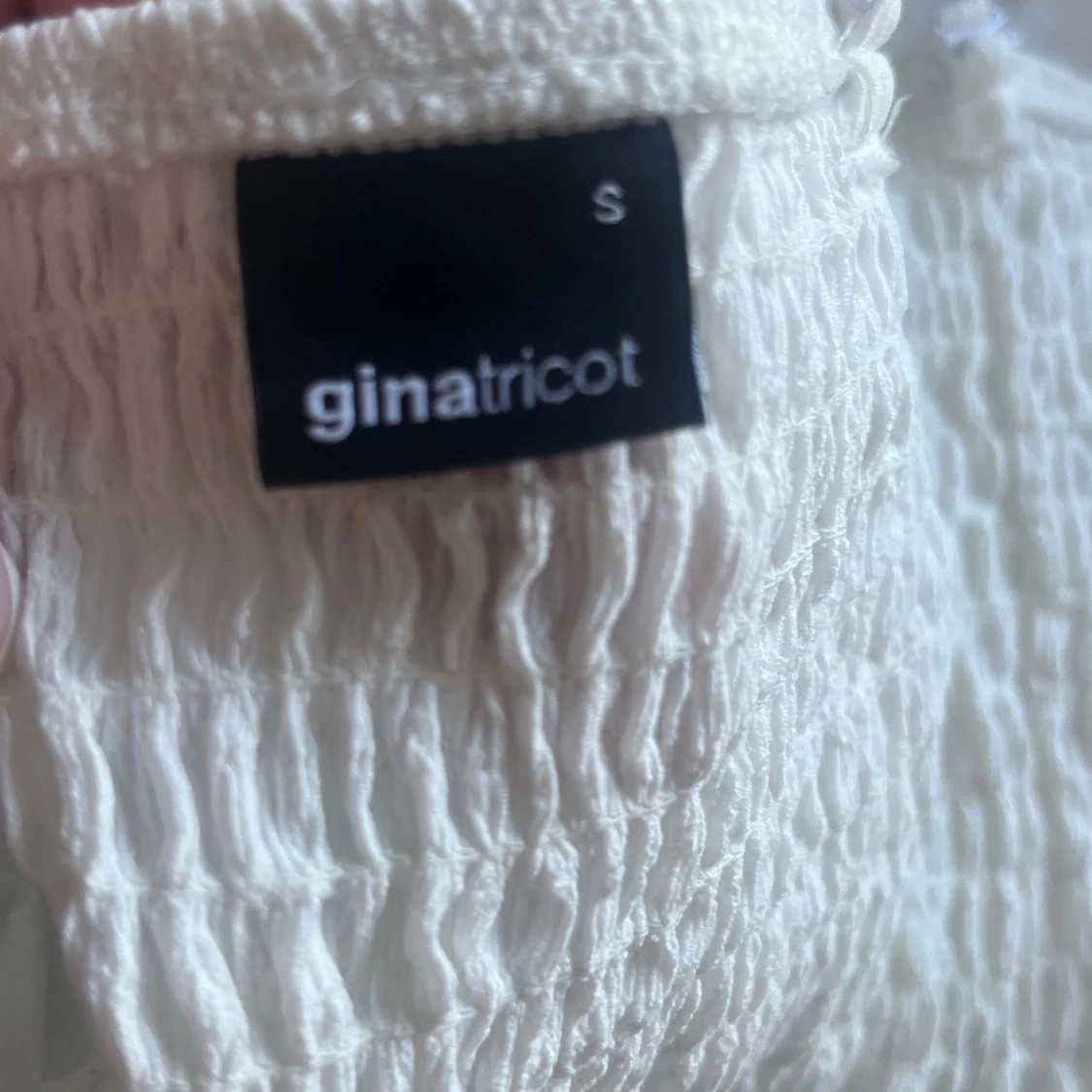 Vit smockad topp från Gina Tricot - 91