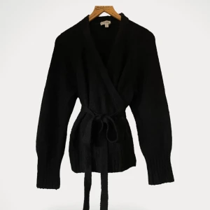 Cos cardigan  - Kofta från Cos, modell Omlott.  Storlek: M Material: Ull Använd, men utan anmärkning.  Kommentar från säljaren: Noppor finns