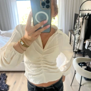 Blus skjorta från Neo Noir - Blus skjorta från Neo Noir endast använt ett fåtal gånger. Super snygg och passar till många tillfällen. Nypris:699kr