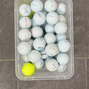 50 stycken pro v1 - Säljer 50 st pro v1, 50 kr för frakt om du bor utanför Göteborg. A kvalitet på nästan alla bollar.