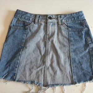 Jeanskjol  - Säljer denna jätte snygga jeanskjol då den tyvärr inte passar mig. Den är som ny och super sött💘