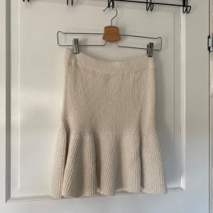 Beige stickad kjol från Lindex - Snygg beige stickad kjol från Lindex. Kjolen är i storlek XS och är i nyskick🥰