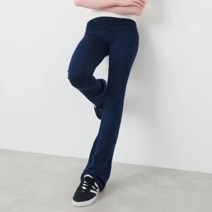 Mörkblå yoga pants - Jätte söta yoga pants frn gina tricot young. Passar bra på mig som brukar ha storlek S/36 i storlek. Säljer pga dem tyvvär inte kommer till andvändning. 
