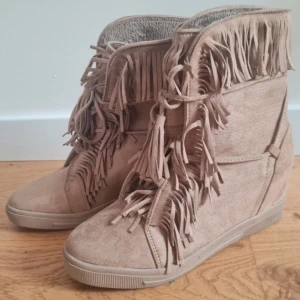 Casadei liknande skor  - Jättefina fransskor i storlek 41 men passar 39/40. Använt 1 gång så de är i superbra skick!!