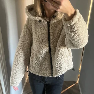 Beige Teddyjacka  - Säljer min super fina teddyjacka som är perfekt nu till hösten!! Den är från hm och har tyvärr ej kommit till användning då jag har en annan. Helt oanvänd utan några defekter i storlek S!!  Bara att skriva vid funderingar, pris kan diskuteras!💕