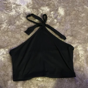 Topp  - Jätte fin top som sitter bekvämt och passar till alla sammanhang. Med snöre för att knyta bakom nacken. 