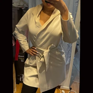 Beige kappa - Storlek M/L     *Två fickor     *Mocka material ish    * inga skador eller missfärgningar