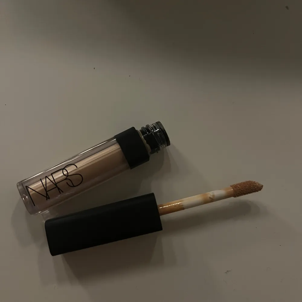 Concealer från nars i mini storlek i färgen Custard. Säljer pågrund av att det är fel färg för mig så den är endast testad en gång💕. Skönhet.