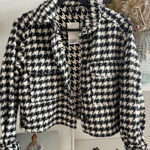 Höstjacka från HM - En fin höstjacka från HM som aldrig är använd. Prislappen är kvar. Passar även en XS och kanske en liten S då den är oversized. 