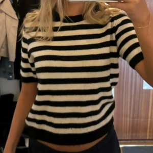 Kortärmad stickad tröja  - Säljer denna kortärmade stickade tröja i storlek M, svart och vit randig🖤🖤⚡️⚡️😁😁✌🏻✌🏻