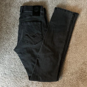Replay - Tjenare, säljer nu ett par replay jeans modellen är Anbass. Storleken är W29 L32, skicket är 9/10 använt ett fåtal gånger då dem är lite för tajta för mig. Dem är svart/gråa. Kontakta eller skriv vid några funderingar!