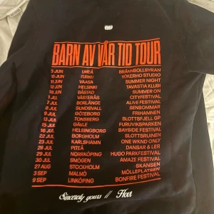 Hov1 hoodie - Barn av vår tid tour hoodie köpt på Skansen konserten 2022. Sparsamt använd och inga deftkwr. Går inte att köpa längre💕