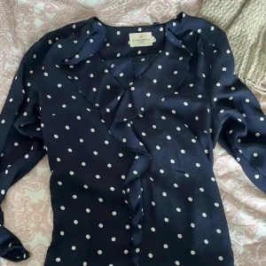 Prickig blus - Säljer denna jätte söta och snygga blus!☺️ används inte längre men super fin!❤️