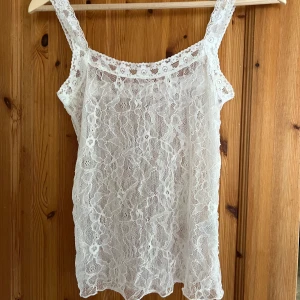 Spetslinne  - Vit spetslinne, nyskick har aldrig använt. Är storlek s men skulle passa storlekar mellan S-L, då den är mycket stretchig. 