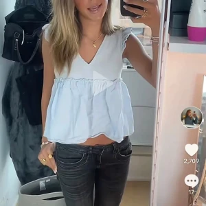 Blå blus - Lägg gärna ett pris förslag!!❣️Super söt blus från zara, köpte för ett tag sen men den kommer tyvärr inte till användning längre. Bilderna är inte mina!💞
