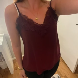 Vinrött linne - Använt fåtal gånger så det är i superbra skick!