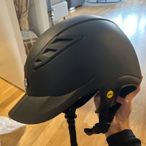 Ridhjälm VG1 EQ3 Lynx Smooth Top Mips Back On Track - Säljer en svart back on Track hjälm i storlek 59-61. Den är använd 1 gång men säljer den eftersom jag slutat rida. Den är skysterbar där bak och har mips. 