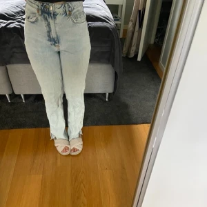 Ljusblå Jeans med slits från BikBok - Ljusblå jeans med slits, 25/32, lite slita längst ned annars bra skick 