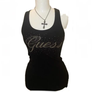 guess linne! - jätte fint långt ribbat guess linne med diamanter! bra skick alla stenar är kvar😊 väldigt stretchig 