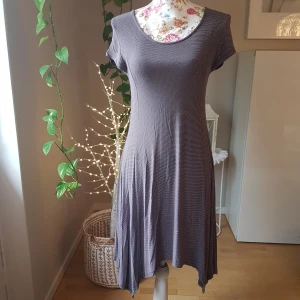 Kortärmad, prickig jerseyklänning - Mjuk, stretchig, följsam jersey/trikå med fint fall. Mullvadsfärg, fyra uddar på kjolen. ~ STOR rensning & klänningsbonanza i min shop ~ Välj 5 för 100kr oavsett pris, skicka medd/lämna som prisförslag (gäller där det står) ~