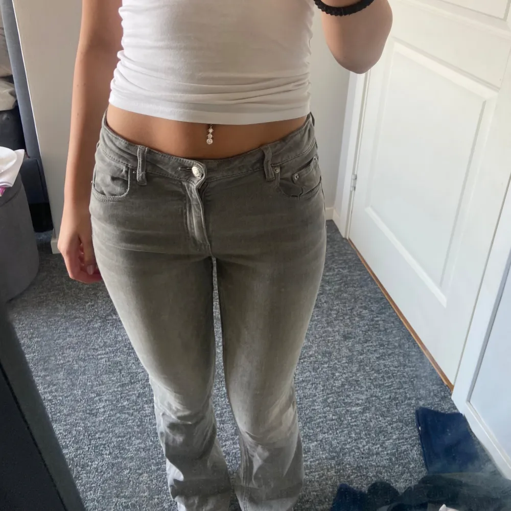 Jeans från Gina Young säljer för har andra gråa jeans jag andvänder mer. Sitter bra på mig som är 163 de är mid waist . Jeans & Byxor.