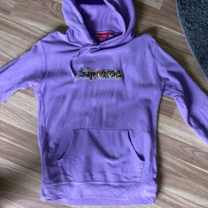 Supreme hoodie  - Den är strl medium. Jag säljer den först jag inte har använt den så ofta.  Den är unik men cool. Pris kan diskuteras. 