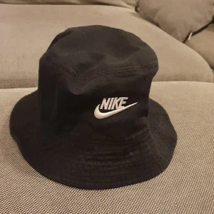 Nike bucket hat - Helt ny säljer för den inte blev använd. Använt 1-3 gånger