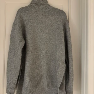 Grå stickad oversized  - Grå stickad oversized tröja från H&M Storlek XS Oanvänd, super fint skick!