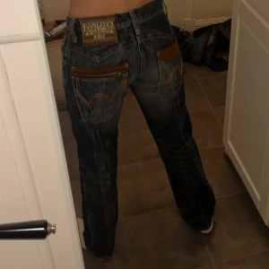 Vintage jeans - Säljer ett par snygga vintage Edwin jeans som är lågmidjade och har en straight passform. Använda cirka 2 ggr, säljer då de är aningen för korta (är 175 för referens) Nypris 750kr