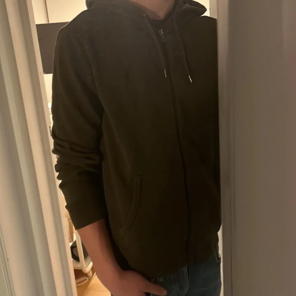 Tja säljer nu en riktigt snygg Ralph Lauren zip Hoodie i storlek M och i färgen olivgrön. Nypris 2395kr mitt pris 549kr. Hoodien har inga defekter som hål eller fläckar. Hör av dig vid frågor eller funderingar.. Hoodies.