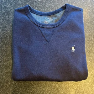 Ralph Lauren Tröja - Säljer denna mörkblå Ralph Lauren Tröja | Storlek: M | Skick: 9/10 | Nypris: 2199kr |