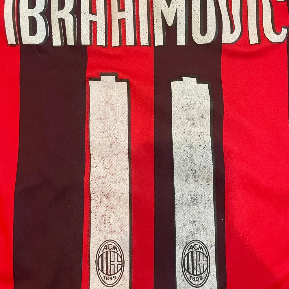 Retro Milan t shirt, sitter som m möjligen stor s, Zlatan Ibrahimovic, . Sportswear.