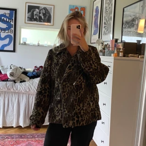 Jacka   - Jacka i leopardmönster. Materialet är lite ”pälsaktigt”. I en bikermodell. Varit min absoluta favoritjacka och har absolut används men den är ändå i bra skick! Passar med mer än man tror och har använts under vinter med tröja under. Oversized på s/m.