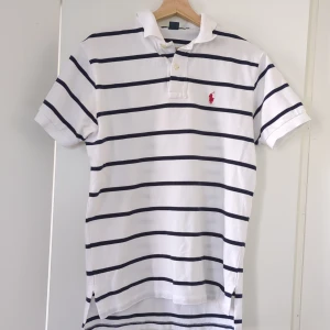 Ralph lauren piké - En snygg Ralph laurrn pike. Den är i väldigt bra skick och använd cirka 5 gånger bara!  Storlek s men sitter något större, jag är 177 cm och den är något längre än vad man tror. Tveka inte på att kontakta mig om du hsr någraa frågoe eller liknande!