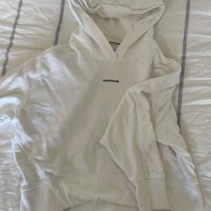 Nästan oanvänd Calvin Klein hoodie. Den är lite kroppad, i storlek xs men passar mig som vanligtvis har 36/38. Jättefint skick och perfekt till hösten.