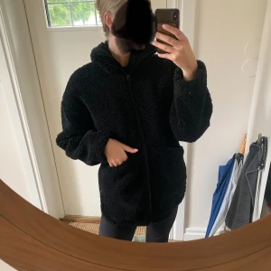 Pilejacka - Pile jacka från NA-KD, inköpt tidigt i våras. Perfekt höst/vårjacka.  Otroligt skön och fin, finns inget att anmärka på. 