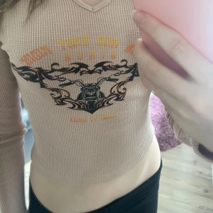 Urban outfitters tröja - Jättefin tröja från urban outfitters. Inga defekter och i jättebra skick. Tveka inte om att höra av dig om du undrar något och priset är diskuterbart!!❤️