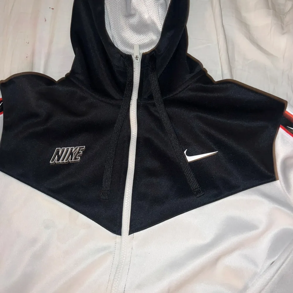 Snygg nike hoodie som har några fläckar och därför priset den har inga andra defekter än fläckarna på bilderna.. Hoodies.