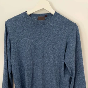 Oscar Jacobsson tröja - Säljer denna sköna långärmade tröja  Skick 7,5/10 Storlek S, passar också XS då den är ganska tight