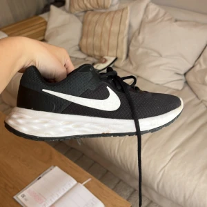 Nike skor - Väldigt bra skicka på dessa Nike skor! Sköna 