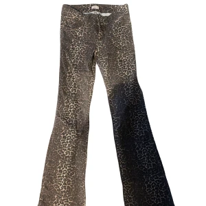 Trendiga Nelly jeans🤍 - Använt dom 1 gång men dom va tyvärr lite för små Skulle säga att dom är ganska små i storleken men annars Inge fel Kostade 699 kr❤️ Midjemått 68-72 och storlek 36 (S)❤️