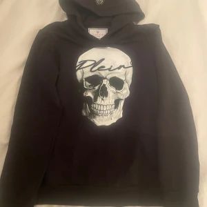 Philipp Plein Hoodie, oanvänd!! - Oanvänd hoodie vilket märks på insidan. Säljes för halva priset mot inköpspris. Kvitto från Kids Brandstore finns.