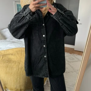 Oversized jeansskjorta H&M - Säljer min svarta jeansskjorta från H&M i storlek M. Skjortan är Oversized och passar därför fler storlekar beroende på hur man vill att den ska sitta ☺️