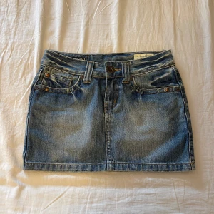 Mini jeans kjol - Bra skick!! Midjemått 35cm, längd 28cm ❤️