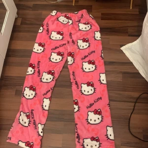 Snygga sköna hello kitty pijamas  - Det är nya men köpte i fel storlek storleken är i S och midje måttet är 40 cm och är stretchit inerben måttet är 50 cm och 