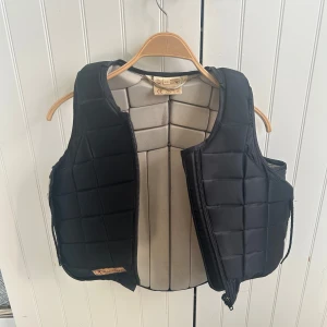 Rid väst  - Säljer min racesafe väst i storlek xl barn men sitter som en s/xs, västen sparsamt använd utan några defekter på utsidan av västen. Nypris 3 349kr