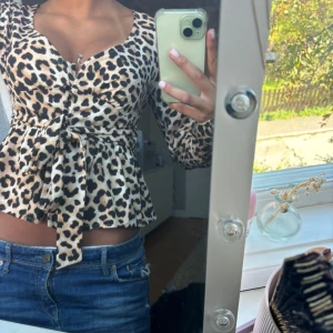 Leopard topp - Superfin leopardtopp! Knappen högst upp är sönder och säljer därför för ett rimligt pris💕