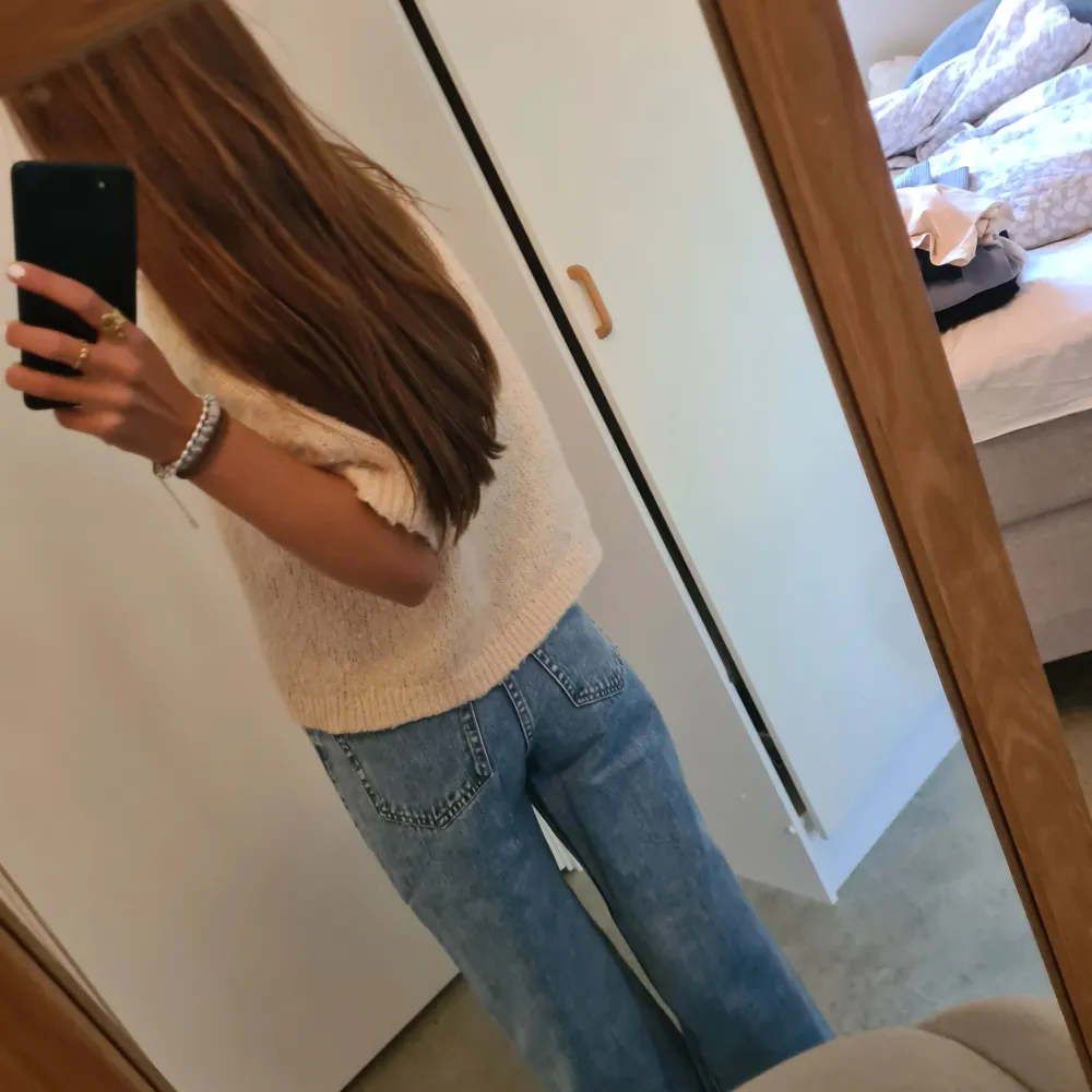 Säljer mina vida mörkblåa pull&bear-jeans då de inte kommer till andvändning. De är i jättebra skick eftersom jag bara har använt de tre/fyra gånger. Storlek xs men långa i benen. Passar mig som har xs eller s.. Jeans & Byxor.