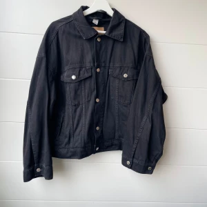 Oversized jeansjacka  - Svart oversized jeansjacka från H&M i storlek S. Sparsamt använd, inga defekter.